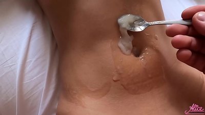 Djúp blowjob og ástríðufull kynlífsnærmynd - borðuð sæði