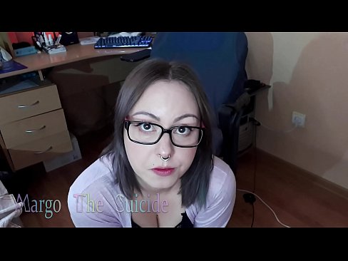 ❤️ Kynþokkafull stelpa með gleraugu sýgur dildó djúpt á myndavélinni ❤ Klám hjá okkur ﹏